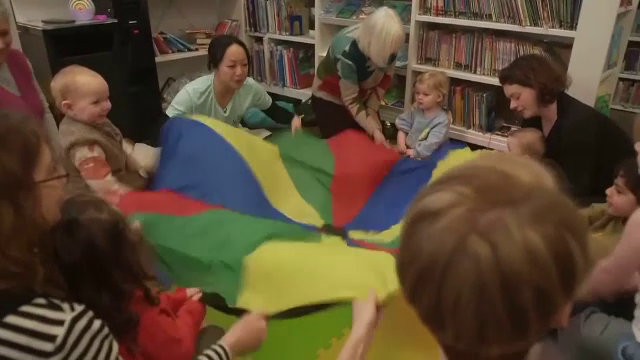 Tot mai mulți copii ajung la școală cu dificultăți de comunicare, arată un studiu. Efectele expunerii timpurii la ecrane