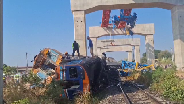 O macara s-a prăbușit pentru un tren de călători în Thailanda. Cel puțin 29 de morți și zeci de răniți