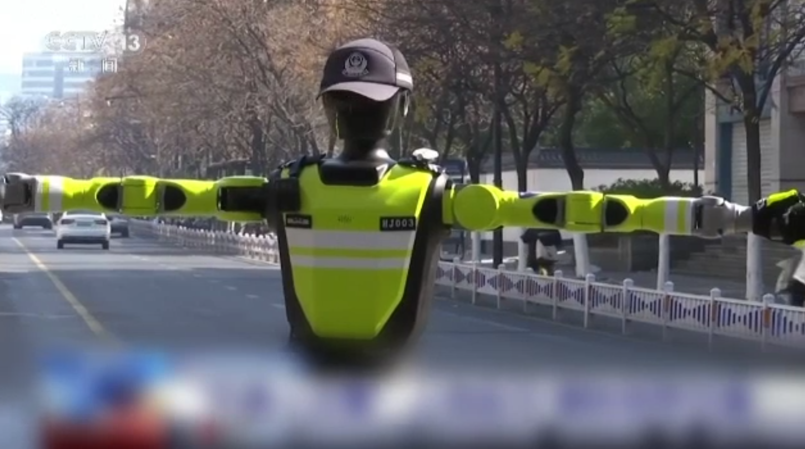 Roboți de aproape doi metri, în locul agenților din trafic: China experimentează poliția rutieră cu „inteligență artificială”