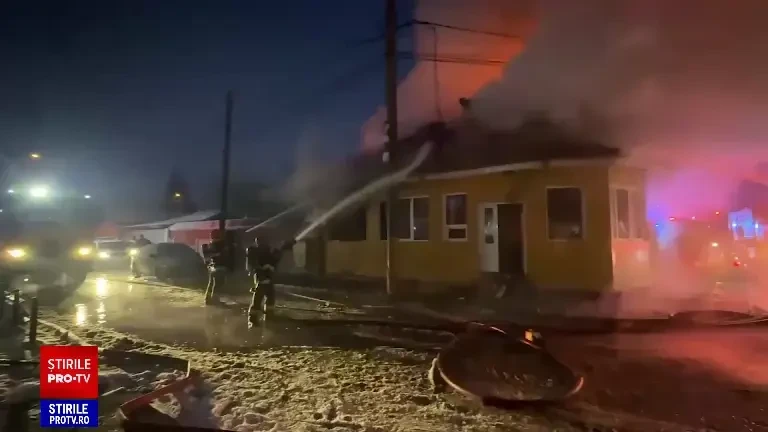 Două persoane care au suferit arsuri, duse de urgență la spital în urma unui incendiu produs la o casă din București. VIDEO