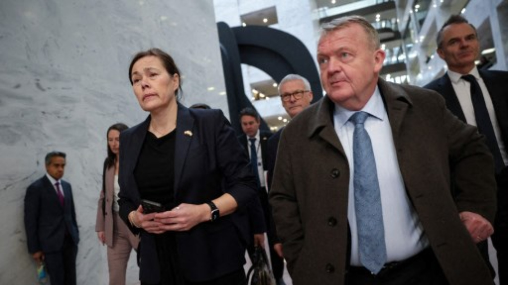 Trump râde de puterea Danemarcei de a garanta securitatea Groenlandei: „Vor mai pune un câine în plus la sanie”