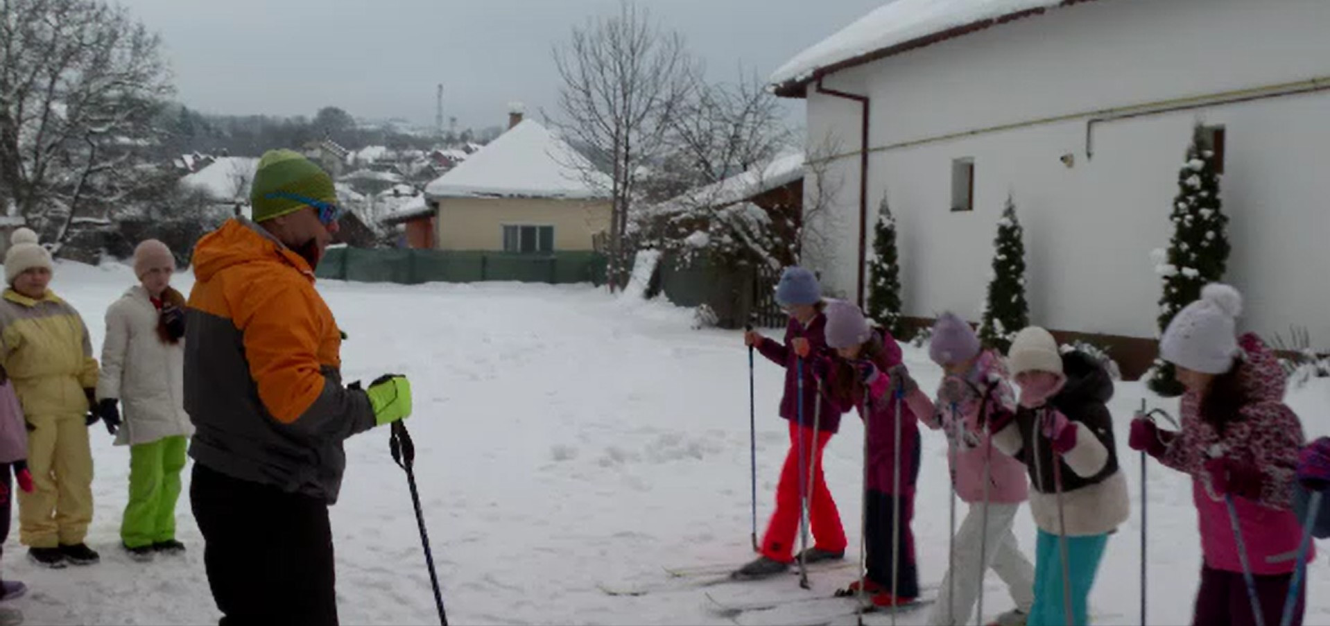 Elevii de clasa a patra din Năsăud, prima experiență pe schiuri la Clubul Copiilor: „Mi-am învins frica”