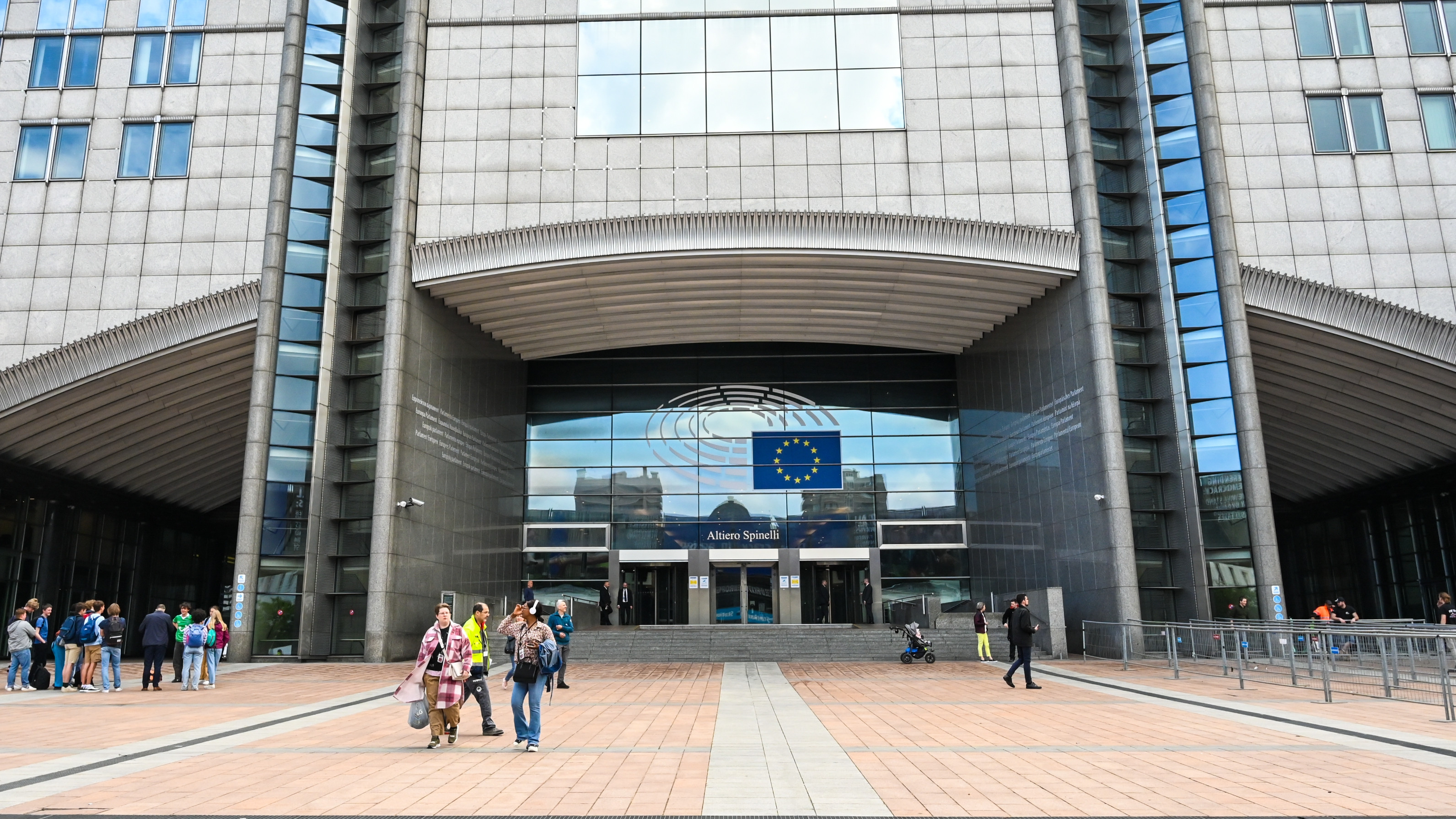 Statele UE mută banii din ajutoare de criză spre energie și mediu: 45% din fonduri, alocate tranziției verzi în 2024