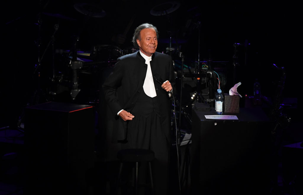 Prima reacție a lui Julio Iglesias, după ce două foste angajate l-au acuzat de agresiune sexuală