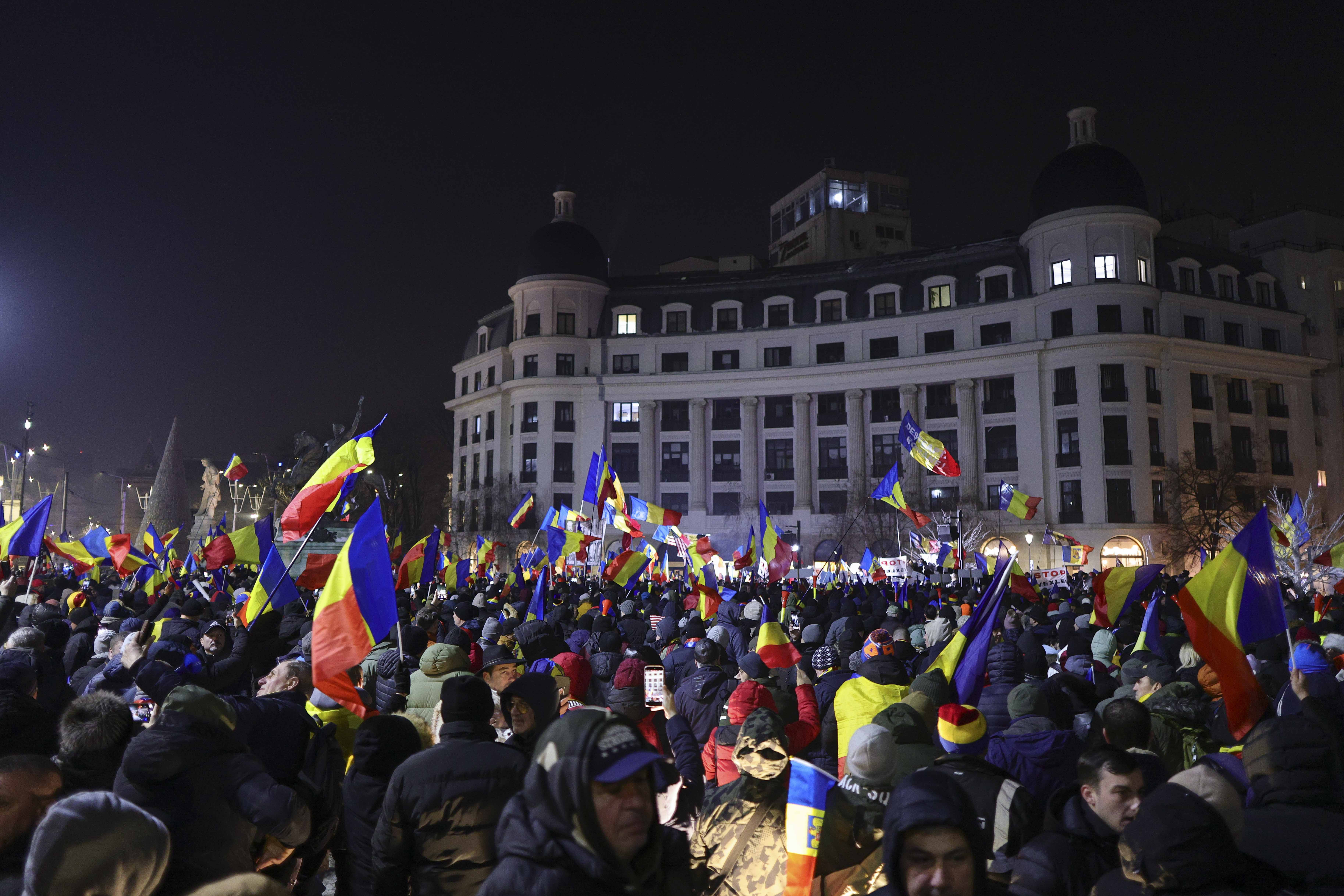 Protest în București față de măsurile luate de Guvern. Traficul spre Piaţa Victoriei este blocat pe un sens | FOTO