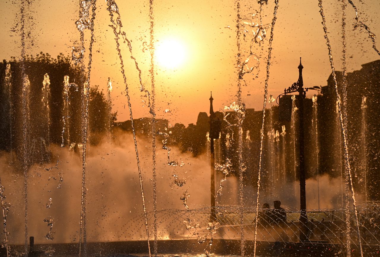 Valul de caniculă se intensifică. Cod portocaliu în șapte județe, cu temperaturi de peste 39 de grade | HARTĂ