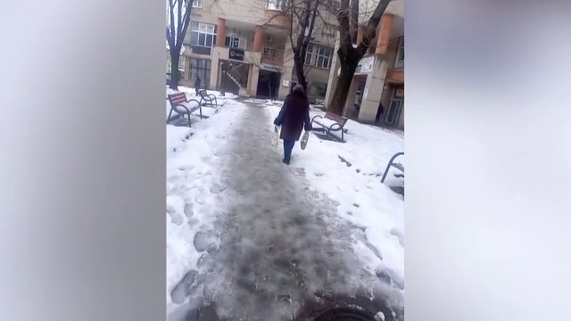 O femeie din Caransebeș a fost lovită în cap cu un țurțur. Victima s-a ales cu 15 copci