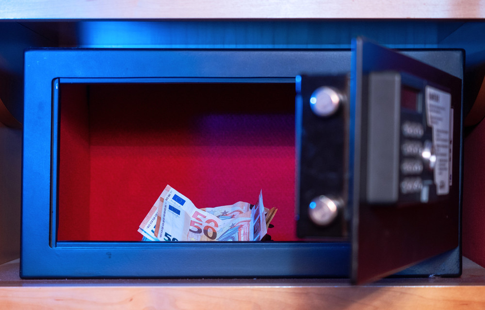 Un seif în care se aflau un milion de euro, aur și bijuterii a dispărut dintr-o locuință din Mediaș. Cine l-ar fi furat