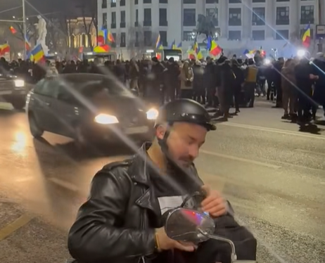 Motociclistul care a proiectat „Marş la Moscova” la protestul AUR, amendat de jandarmi. E la a doua abatere