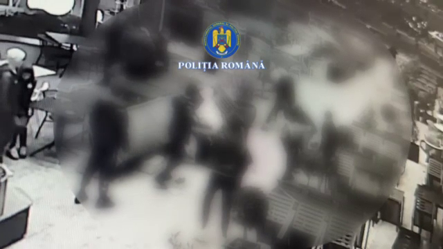 Motivul pentru care 11 tineri s-au încăierat într-un mall din Pitești. Unul avea o macetă