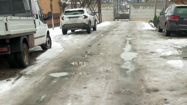 O femeie din Arad a obligat Primăria, în instanță, să îi asfalteze strada și să îi facă trotuare. A obținut și daune morale