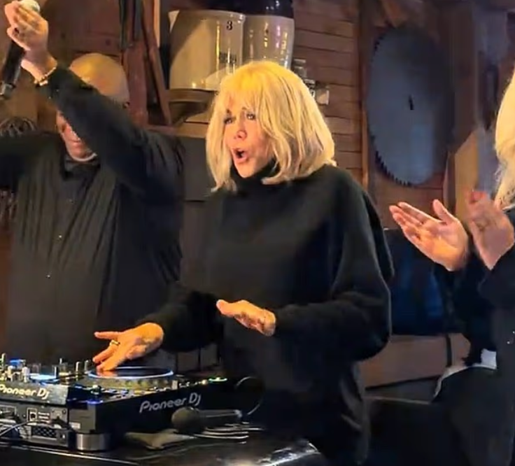 Brigitte Macron, DJ la o petrecere caritabilă organizată la Disneyland pentru copii bolnavi. VIDEO
