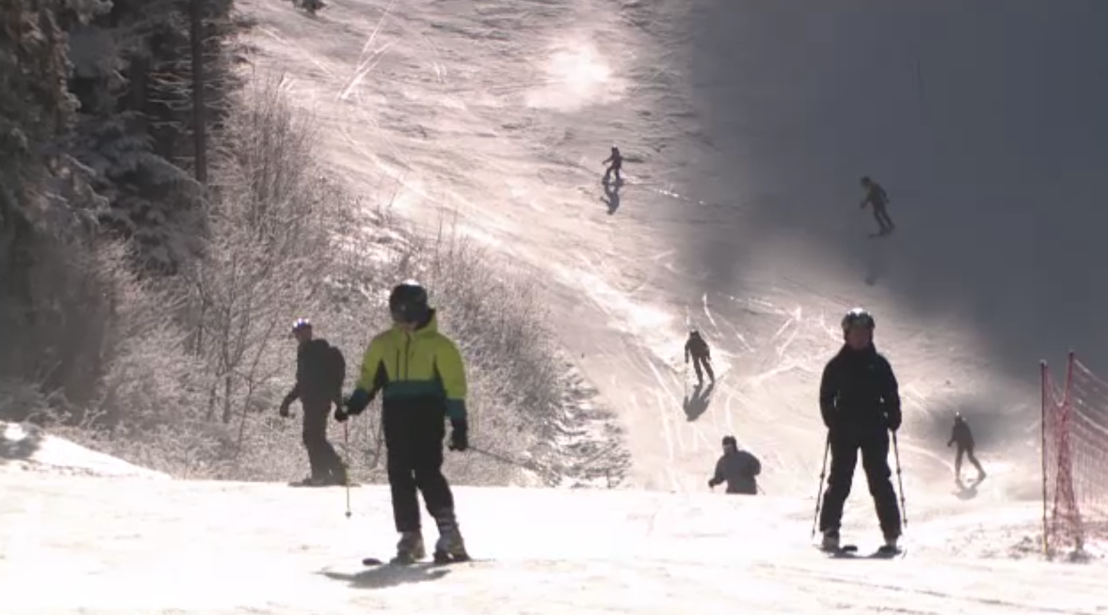 Zi perfectă la munte. S-au deschis pârtiile de schi din Poiana Brașov și Bușteni: ”Stratul de zăpadă, aproximativ 40 cm”