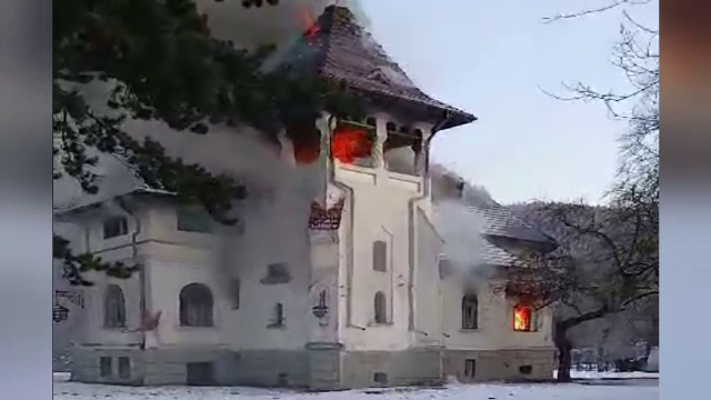 O clădire istorică din Argeș a fost mistuită de flăcări. Incendiul a pornit de la joaca unor copii
