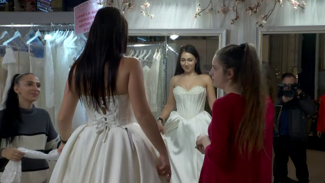 Târg de nunți la Iași. Reacția unui tânăr care a stat 6 ore după logodnica lui: ”La mine, în 5 minute – îmbrăcat, cumpărat”