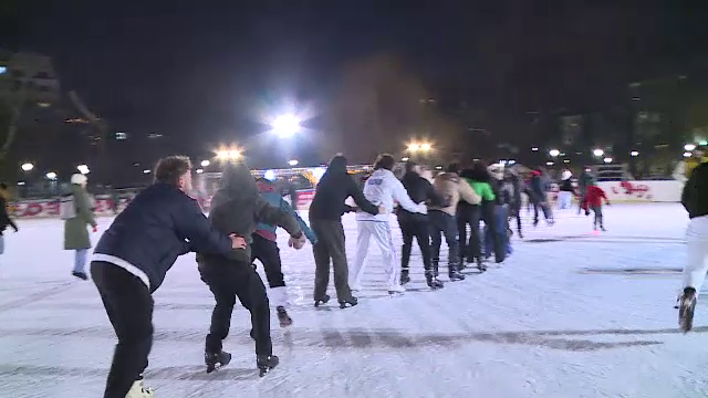Distracție pe gheață în parcul Cișmigiu. Bucureștenii au ignorat frigul și au transformat patinoarul în atracția serii