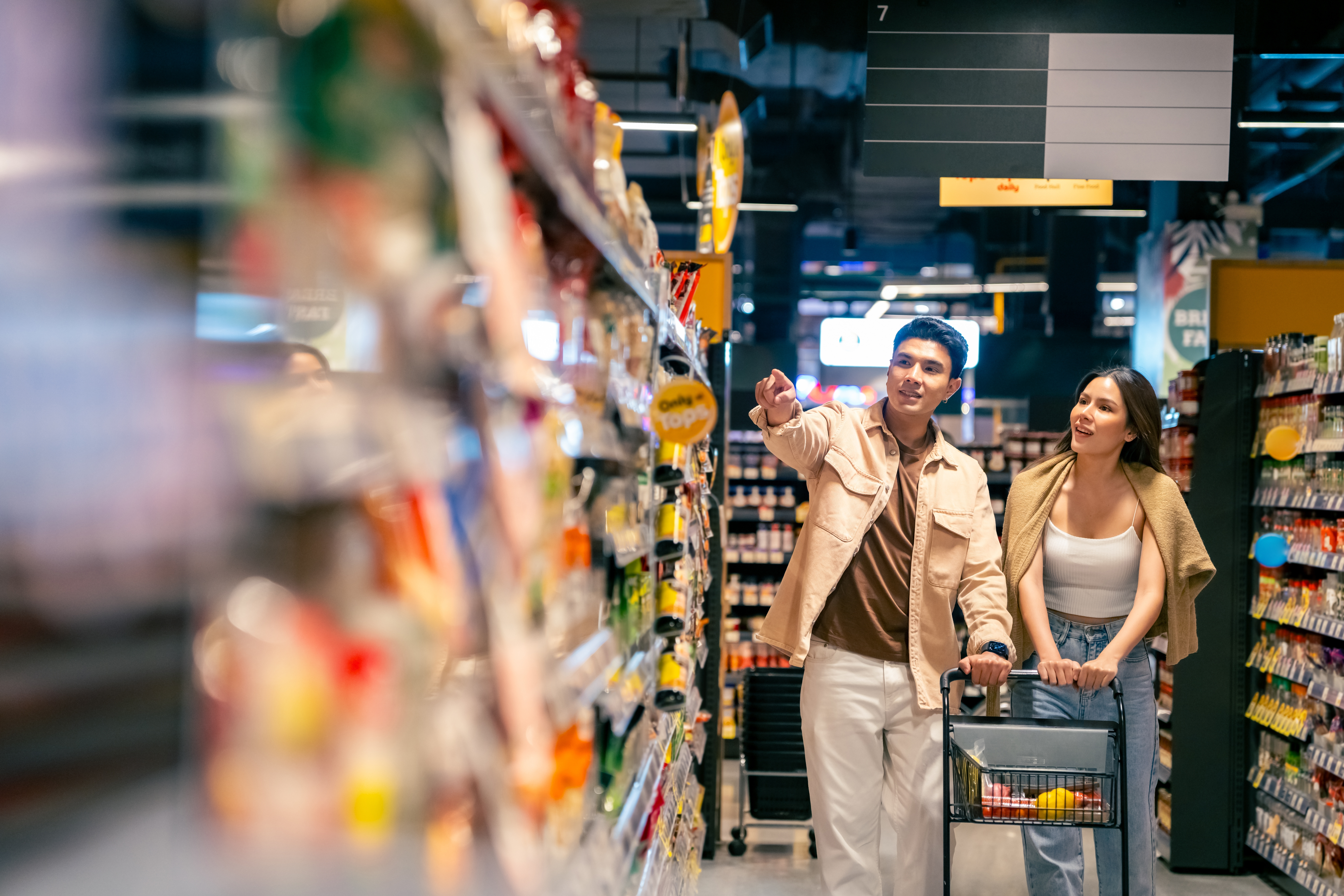 Un gigant din Malaezia se extinde în România. Oferă salarii nete și de 7.500 lei pe lună