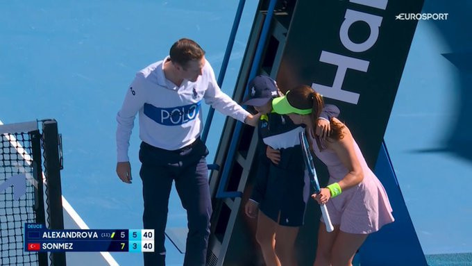Australia Open 2026. Zeynep Sonmez a ajutat o fată de mingi căreia i s-a făcut rău în timpul meciului. Ce a urmat | VIDEO