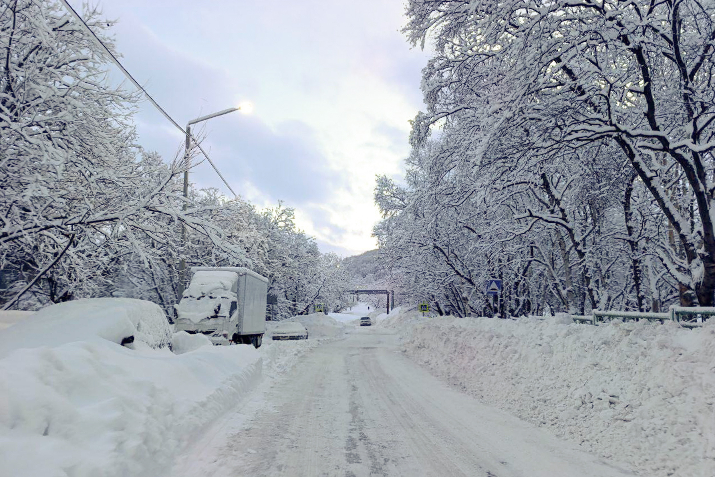 VIDEO cu ”apocalipsa zăpezii”. Locuitorii unui oraș din Rusia ies din case pe ferestre, din cauza ninsorilor foarte puternice