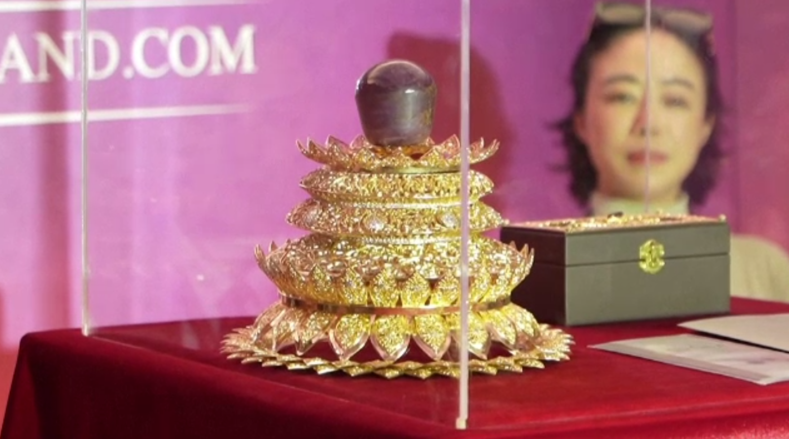 Cel mai mare safir purpuriu din lume a fost scos la vânzare în Sri Lanka. Valorează cel puțin 300 de milioane de dolari