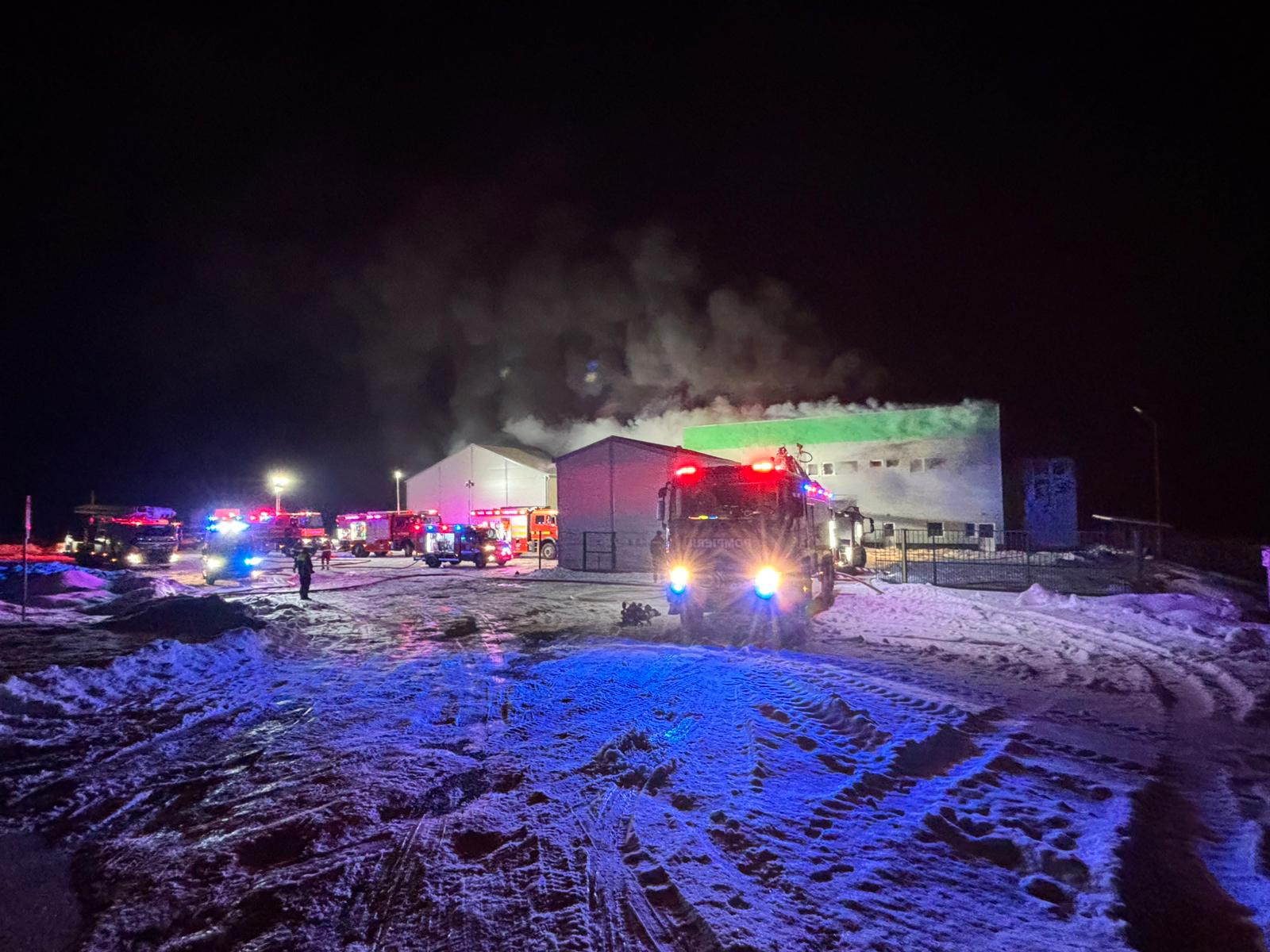 Incendiu puternic la o fabrică de polistiren din Cluj. Nouă autospeciale s-au mobilizat să stingă flăcările