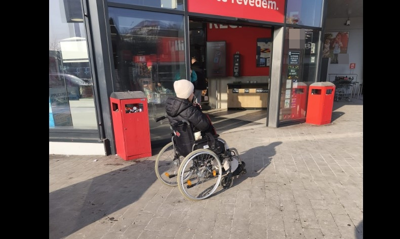 Ce au descoperit polițiștii locali din Iași la o persoană care folosea un căruț cu rotile pentru a provoca mila trecătorilor