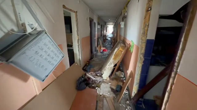 Oamenii s-au întors în blocul din Buzău în care s-a produs explozia catastrofală. Doar câteva minute, cu Poliția