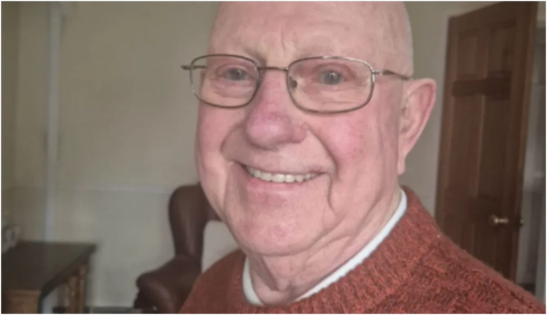 Niște necunoscuți au plătit pe ascuns masa unui bătr&acirc;n care m&acirc;nca singur de ziua lui, &icirc;n Marea Britanie. Reacția bărbatului