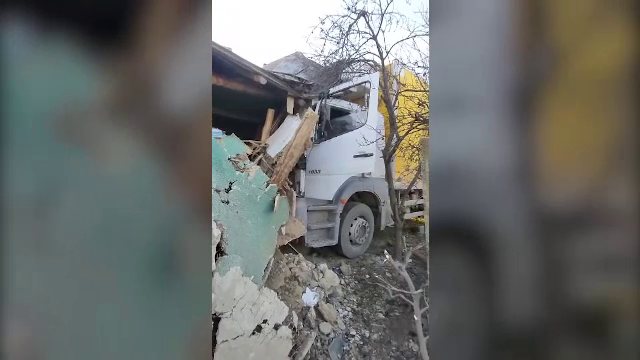 Un șofer beat a pierdut controlul camionului și a intrat direct într-o casă din Buzău. Momentul, surprins de o cameră