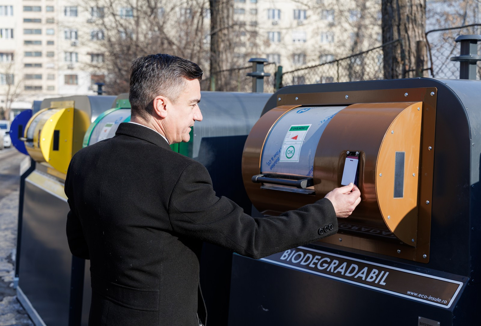 Ieșenii vor arunca gunoiul doar cu cardul sau aplicație pe telefon. Cum funcționează ”insulele ecologice”