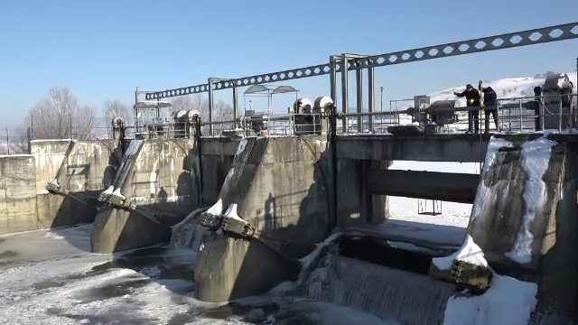 Două baraje au &icirc;nghețat din cauza gerului extrem. 50.000 de oameni primesc apă cu &icirc;ntreruperi: &bdquo;Foarte frig, -14 grade&rdquo;