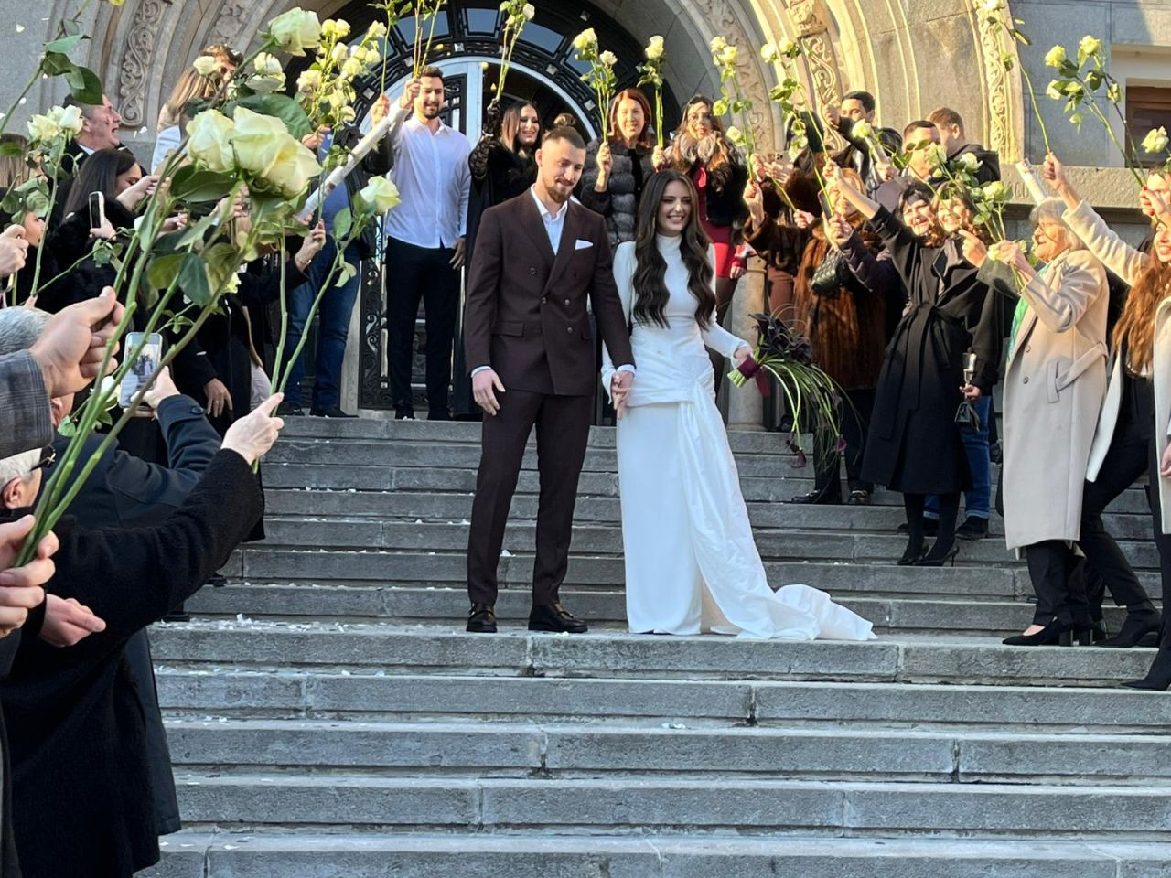 Radu Drăgușin a spus „Da” în fața ofițerului de stare civilă. Primele imagini cu soția „Dragonului”