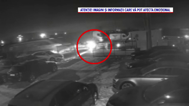 Momentul &icirc;n care o mașină este spulberată de tren &icirc;n Chiajna. Șoferul a fost t&acirc;r&acirc;t aproape un kilometru și se află &icirc;n stare gravă la spital