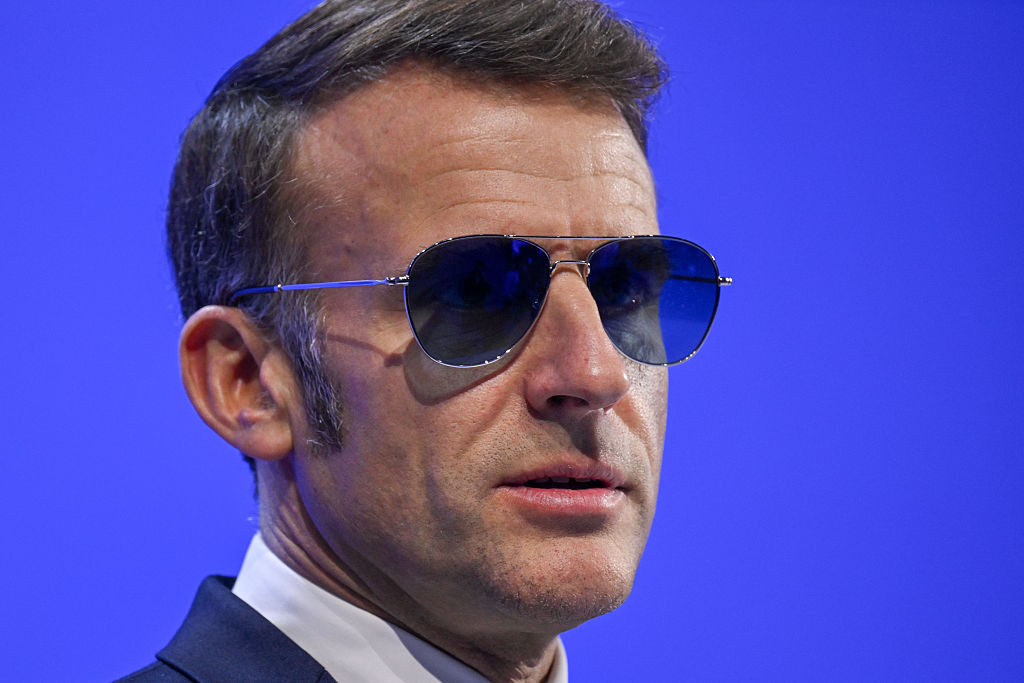 De ce poartă ochelari de soare Emmanuel Macron în interiorul clădirii unde are loc Forumul Davos 2026