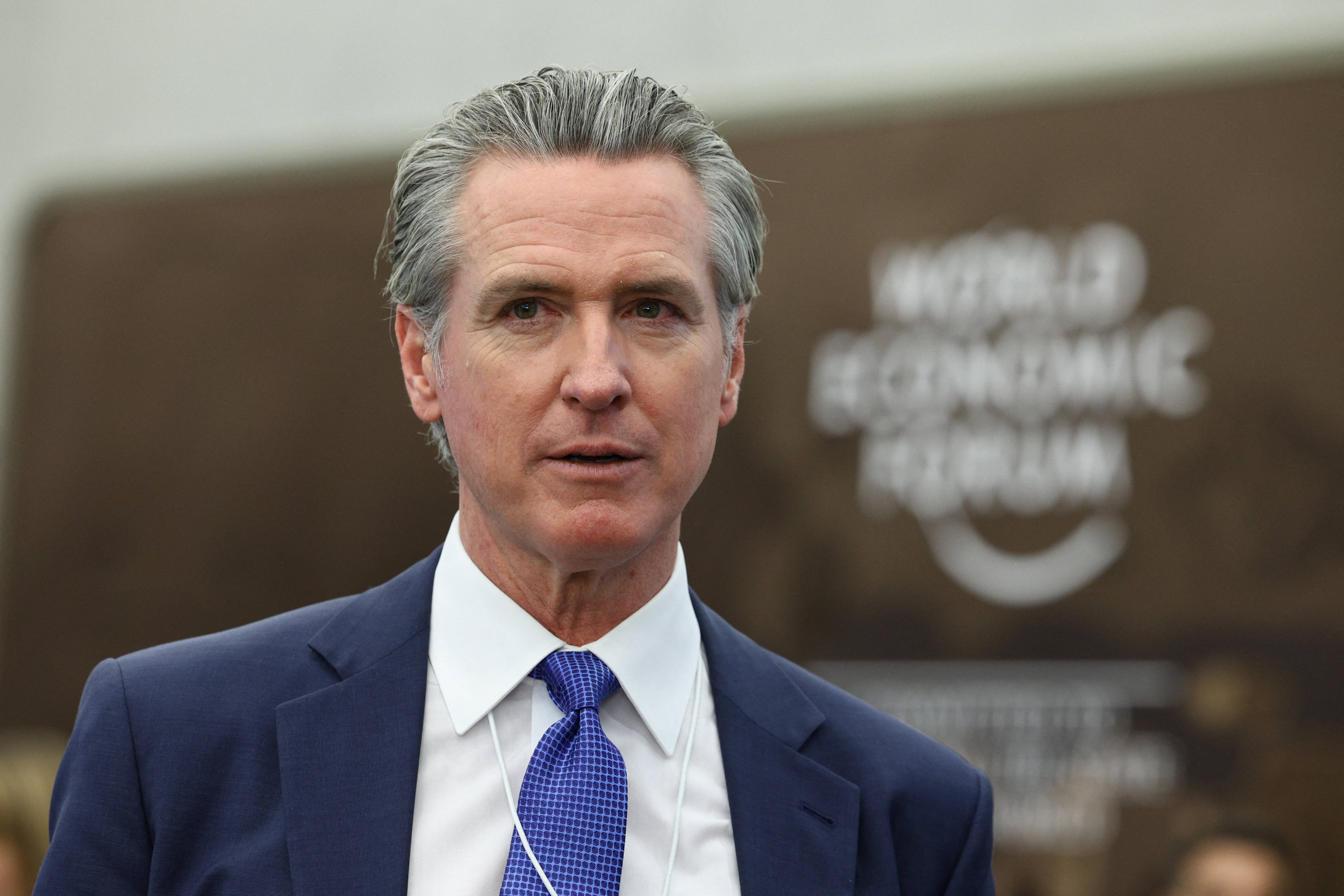 Davos 2026. Guvernatorul Californiei, atac la Trump: &rdquo;E un T-Rex. Fie &icirc;i faci jocul, fie te devorează&rdquo;. &rdquo;Loviți-l la figură!&rdquo;