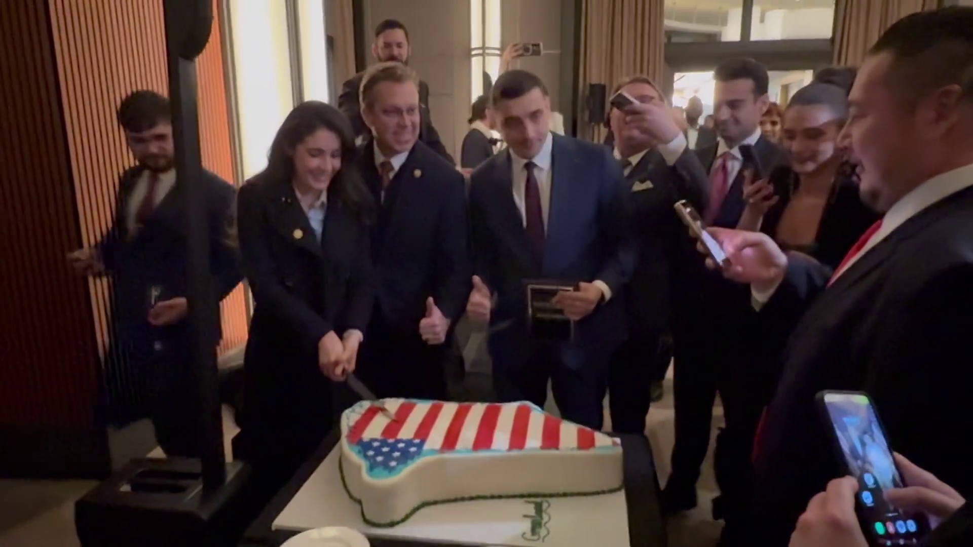 Cum explică George Simion tortul cu forma Groenlandei şi steagul SUA, tăiat &icirc;n timpul vizitei &icirc;n America