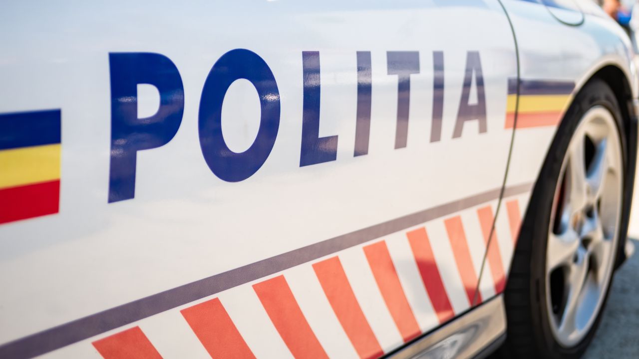 Patru persoane, inclusiv o minoră, au fost salvate după ce s-au rătăcit noaptea în Munţii Măciunului
