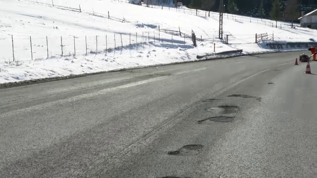 După &icirc;ngheț și zăpadă au apărut craterele pe șosele. Pot doar fi peticite, iar șoferii nu pot fi despăgubiți dec&acirc;t la proces