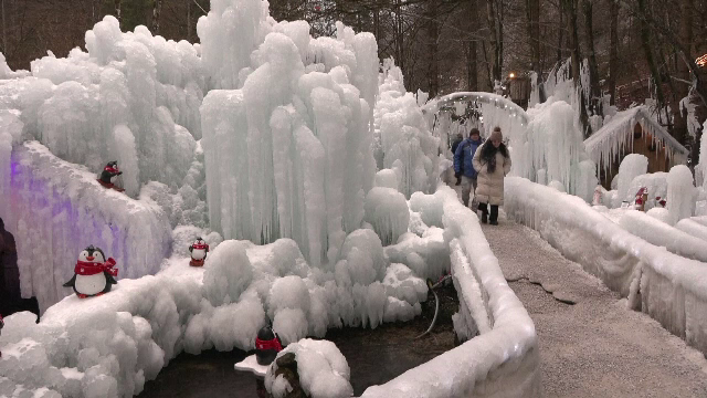 Regatul de gheață din Slovenia. Cum a reușit un singur locuitor să transforme un sat &icirc;ntr-un tăr&acirc;m de basm