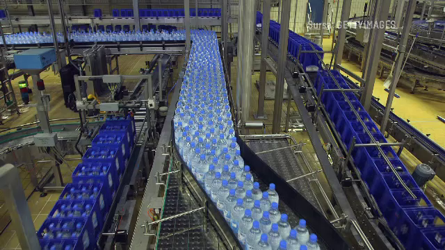 Setea de bani la buget reînvie proiecte vechi. Statul vrea, din nou, să intre pe piața apei îmbuteliate. Noul brand național