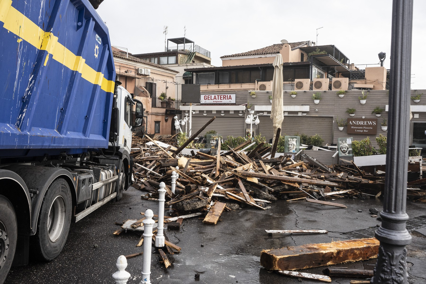 Imagini dramatice de pe o insulă italiană iubită de români, unde un ciclon a inundat străzile într-o clipă. FOTO&VIDEO