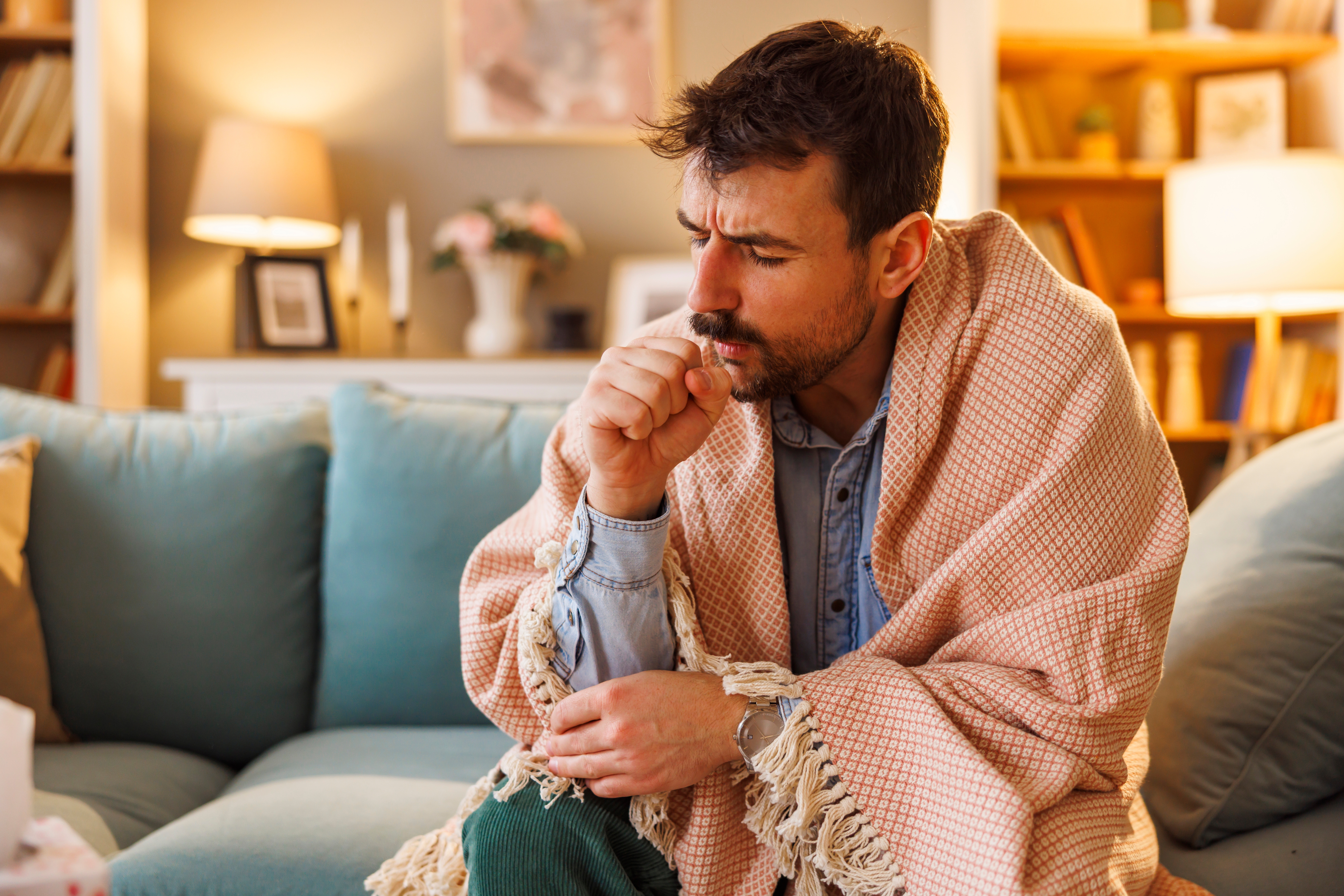 Motivul științific pentru care oamenii răcesc mai des iarna. De ce suntem mai predispuși la gripă și răceală