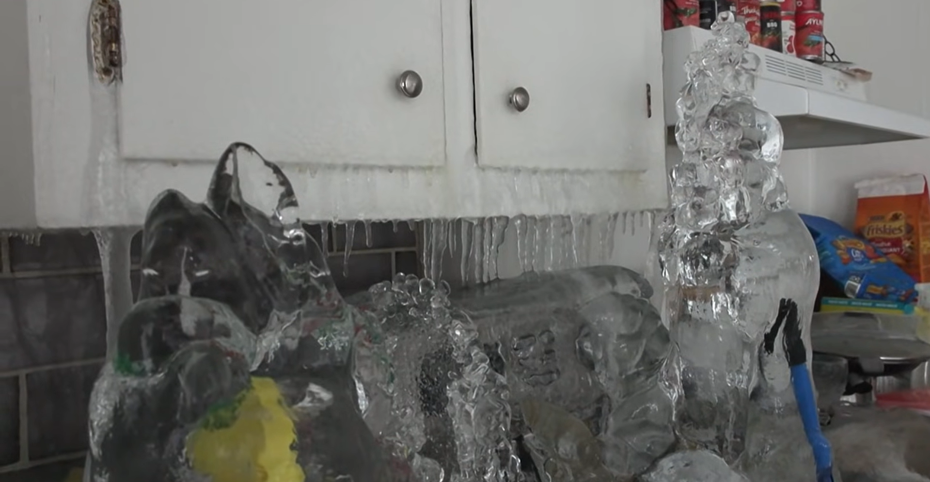 Un apartament din Quebec s-a transformat &icirc;ntr-un castel de gheață după ce chiriașul a oprit &icirc;ncălzirea | VIDEO