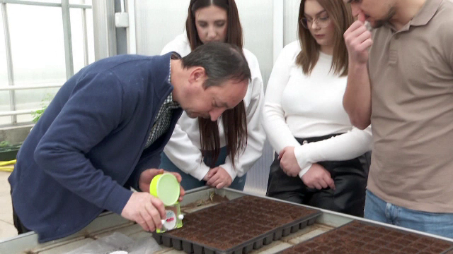 Campania „Adoptă un liceu” aduce elevii în fermele agricole. Tinerii învață practică direct pe utilaje și culturi