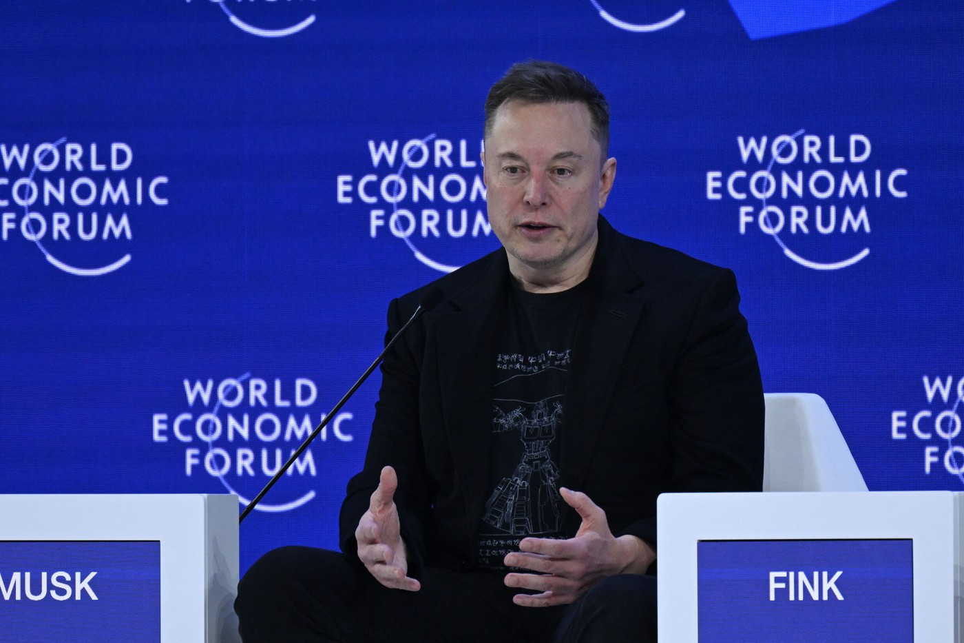 Tesla va comercializa roboți umanoizi Optimus până la sfârșitul lui 2027. Elon Musk, la Davos: „Îi poți cere orice”