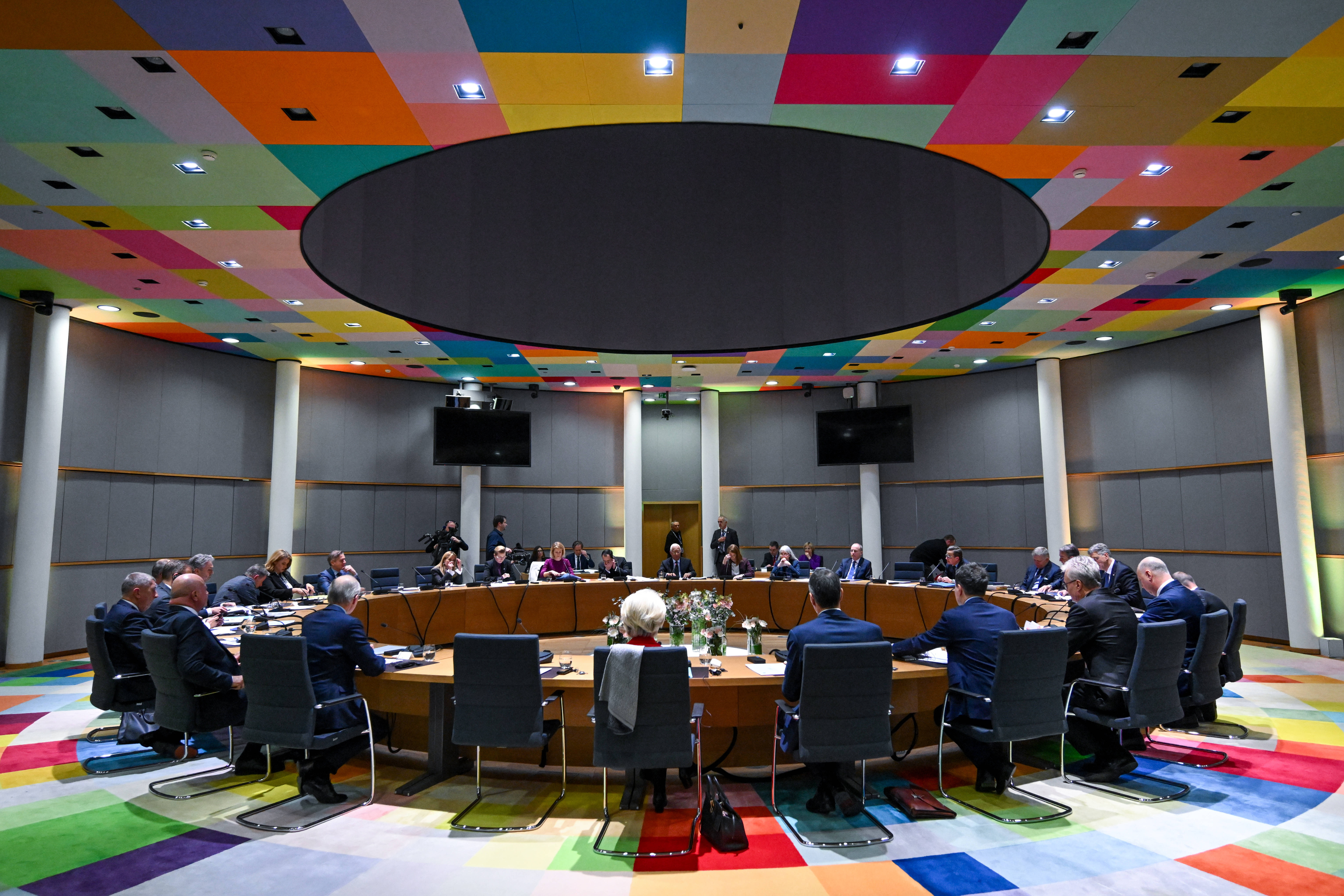 Politico: Liderii UE țin discret priveghiul vechii ordini mondiale. Și cei mai dependenți de SUA admit: ”Terapie de șoc”