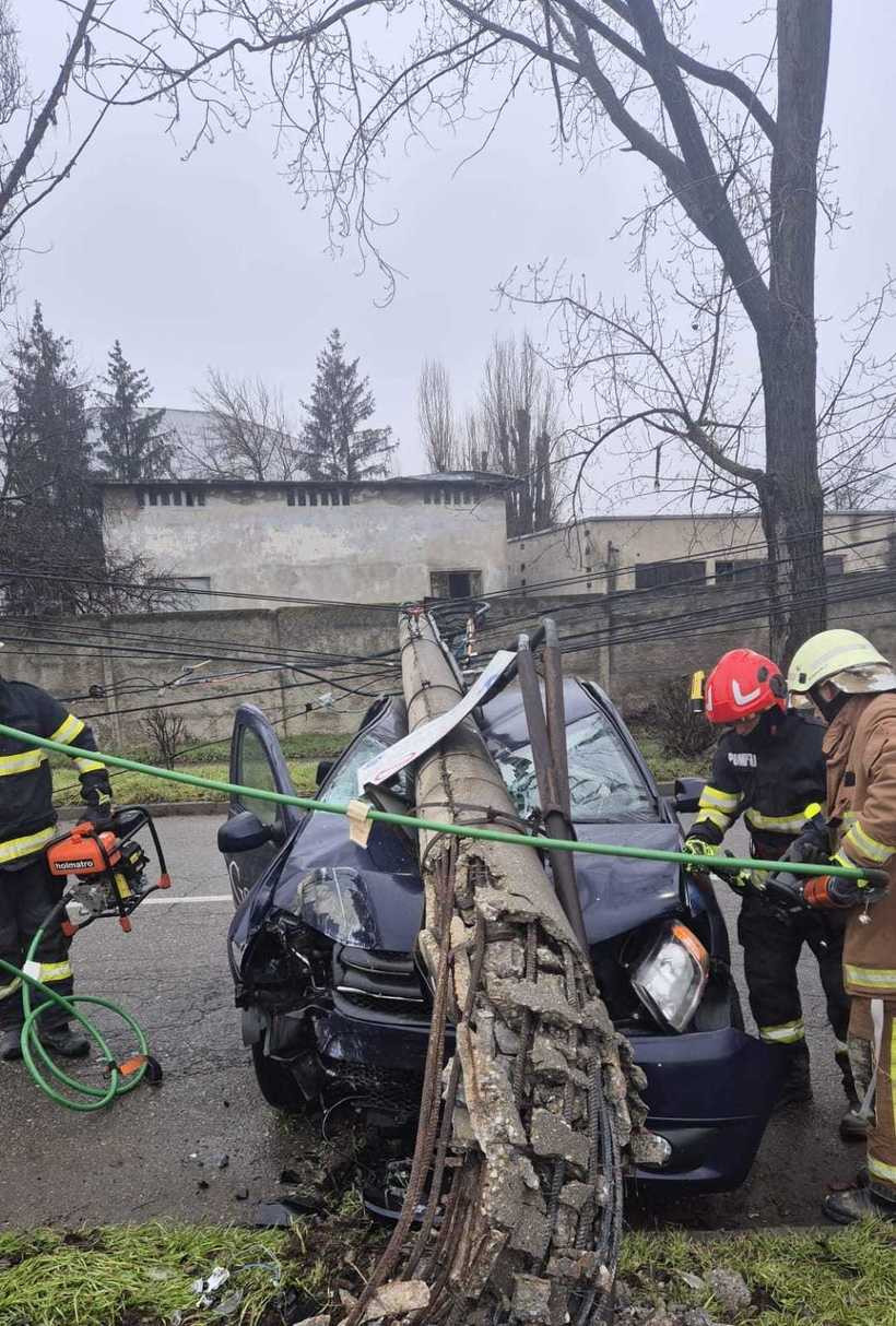 Un şofer a rupt cu maşina un stâlp de electricitate care a căzut pe autovehicul și l-a strivit, în Ploiești