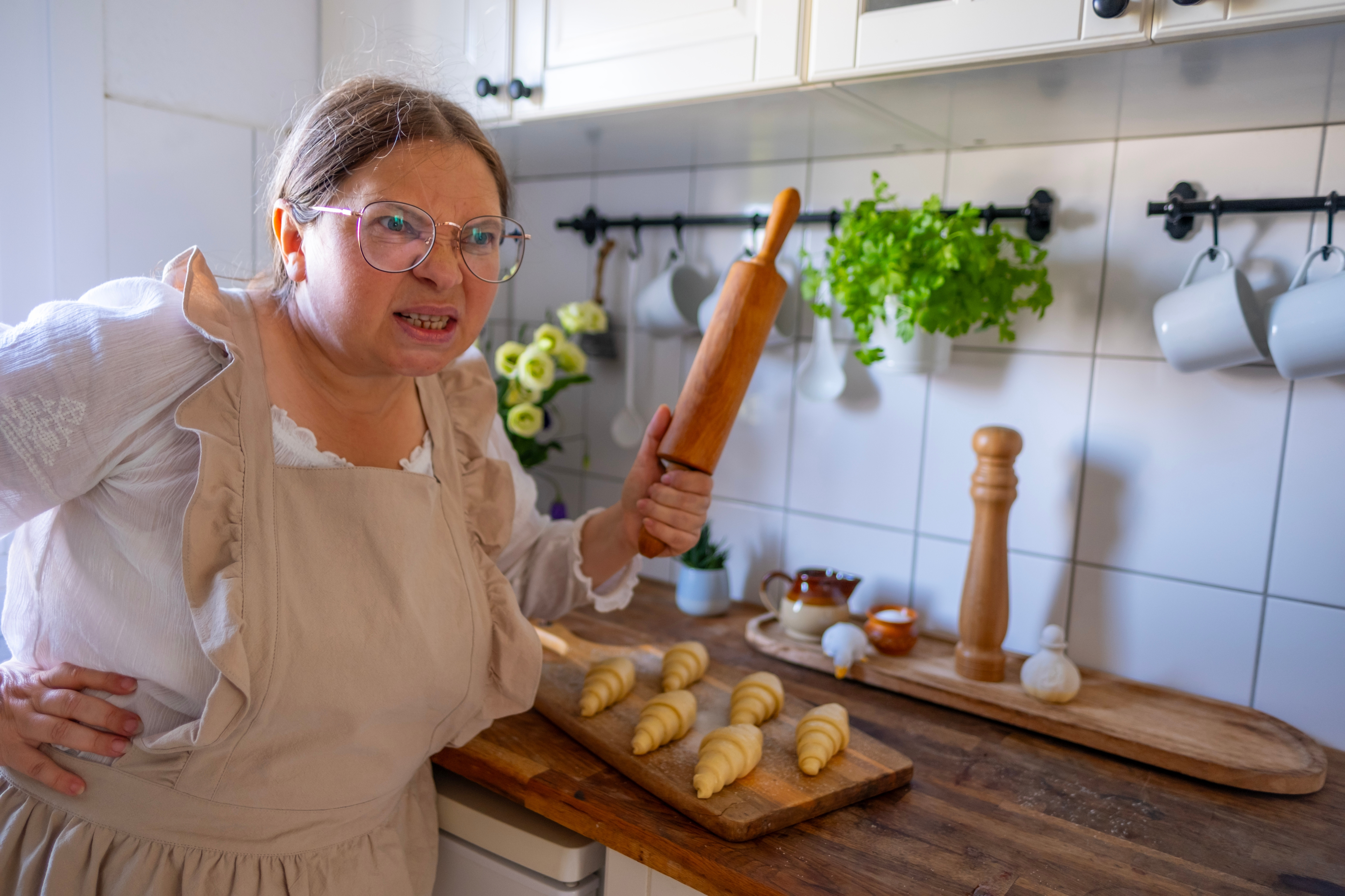 Femeie din Lipova reținută de polițiști după ce și-a bătut soțul cu făcălețul. Ce s-a întâmplat