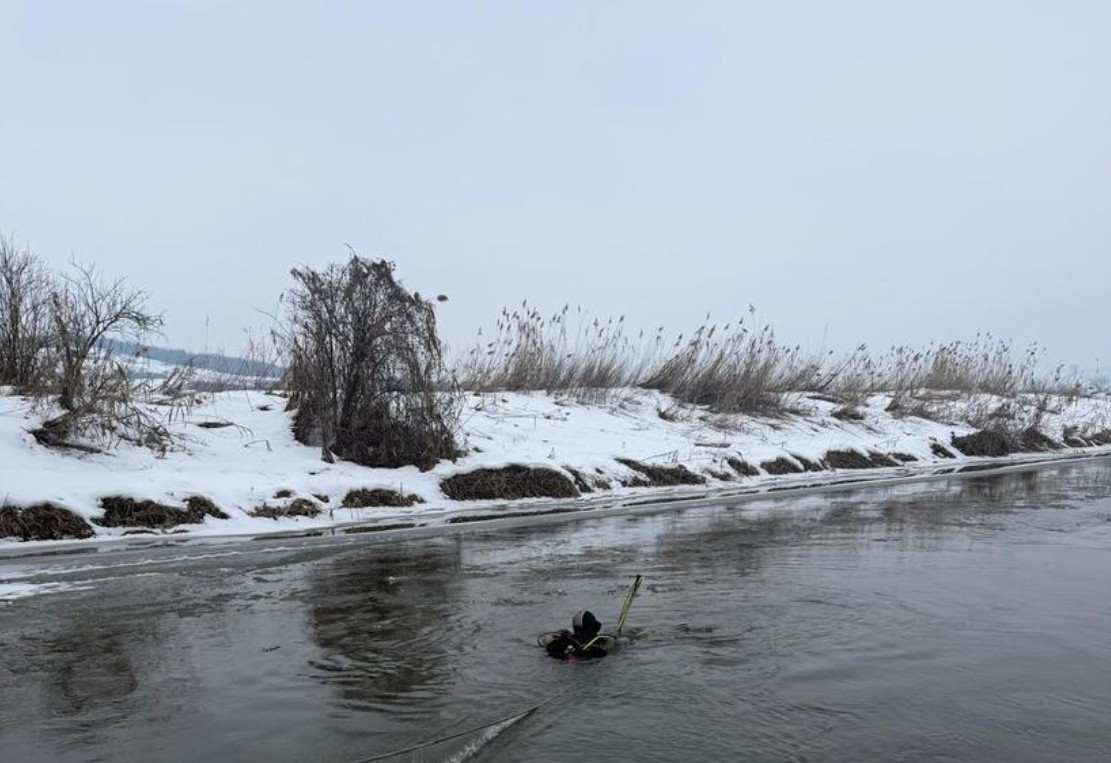 Un copil de patru ani a dispărut în apa înghețată a unui râu din Cluj. Este căutat de scafandri