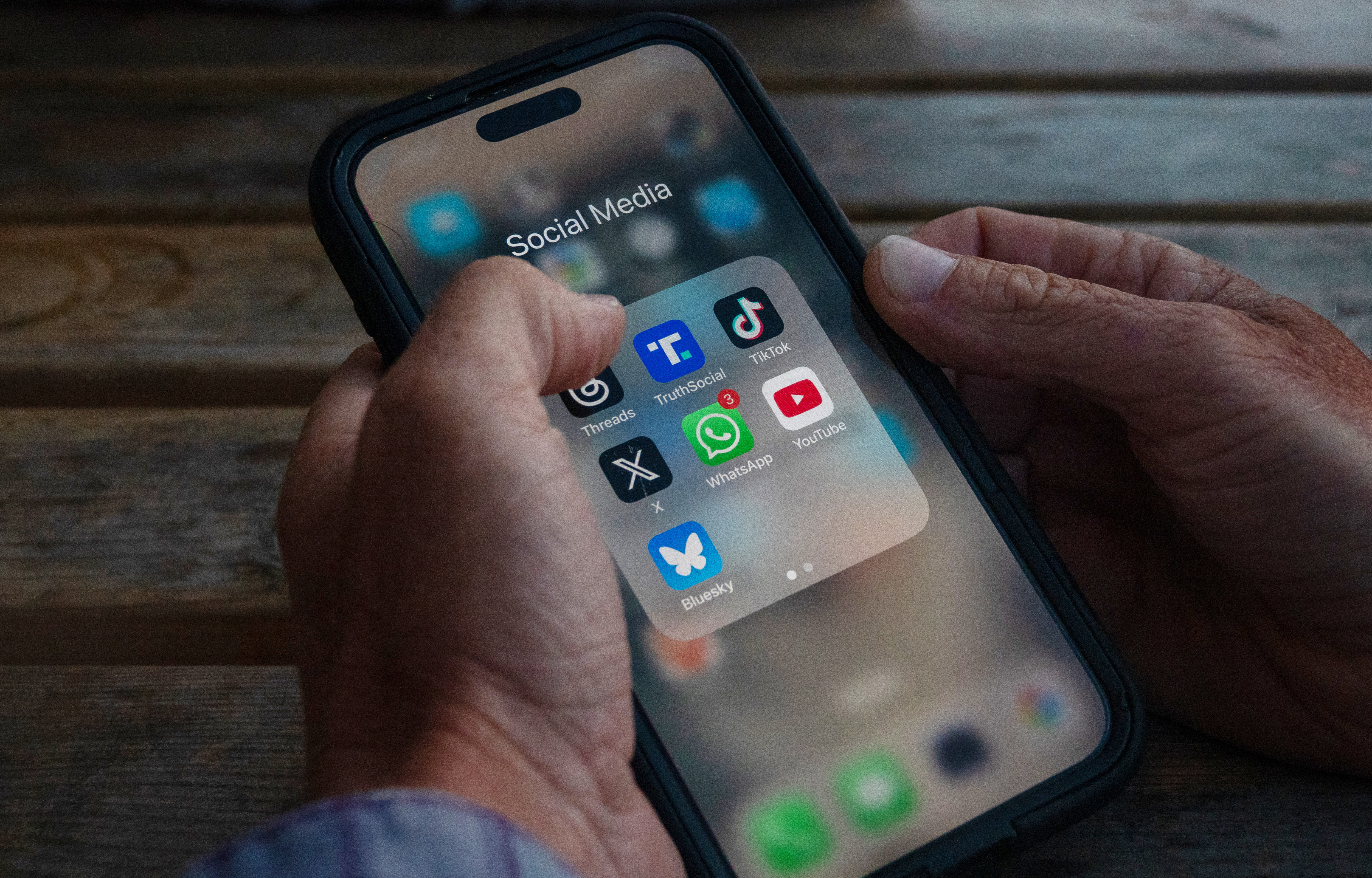 MAI a avertizat că videoclipul cu un preot și un jandarm în biserică este fals: „Vă rugăm să nu distribuiţi acest material”